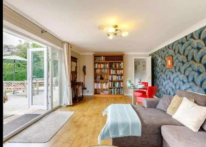 The Nook Located In A Beautiful Garden Setting With Parking