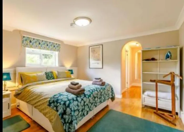 The Nook Located In A Beautiful Garden Setting With Parking