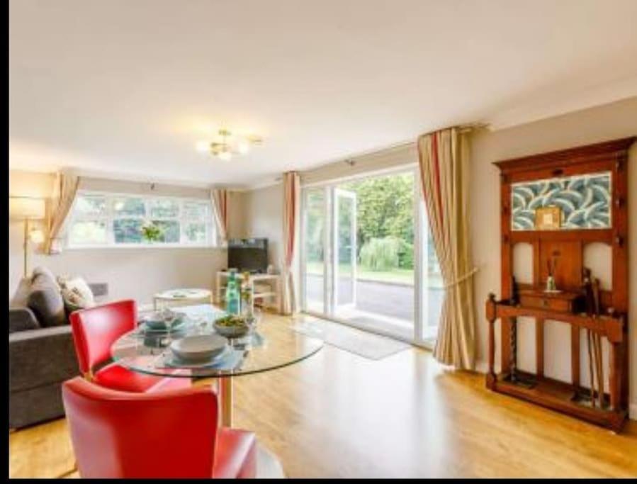 The Nook Located In A Beautiful Garden Setting With Parking Holiday home *