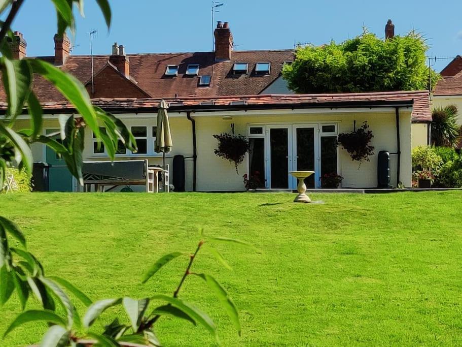 The Nook Located In A Beautiful Garden Setting With Parking *