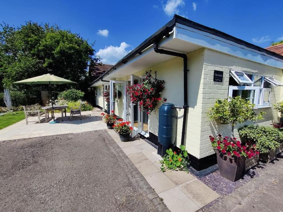 The Nook Located In A Beautiful Garden Setting With Parking Holiday home