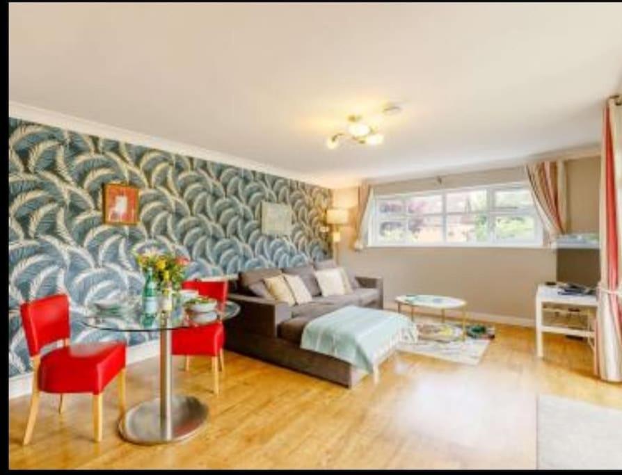 The Nook Located In A Beautiful Garden Setting With Parking *