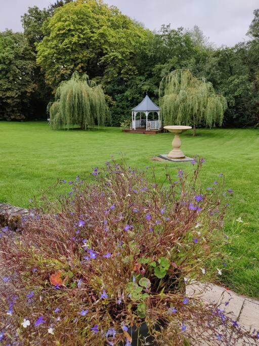 The Nook Located In A Beautiful Garden Setting With Parking Holiday home *